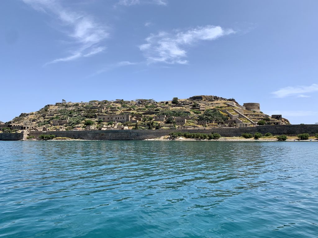 vue depuis la mer sur Spinalonga