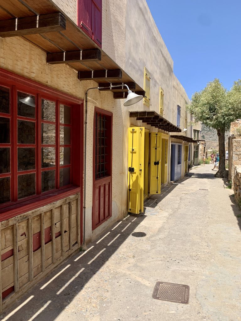 fa&ccedil;ades color&eacute;es, &icirc;le de Spinalonga en Cr&egrave;te