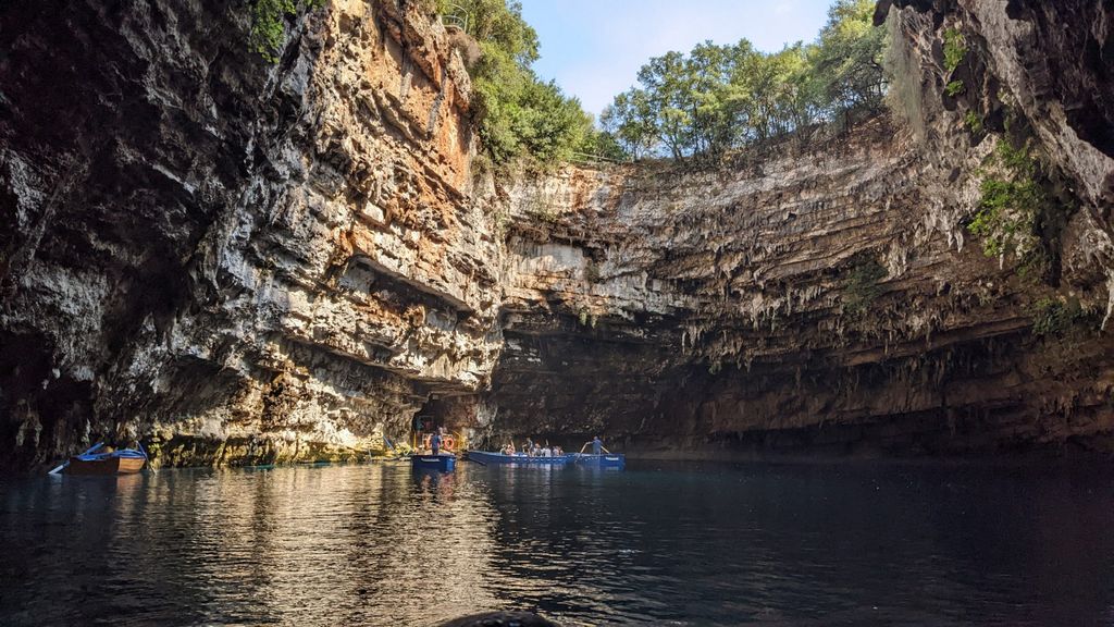 C&eacute;phalonie, &agrave; faire, balade en barque dans la grotte de Melissani, et son eau bleue