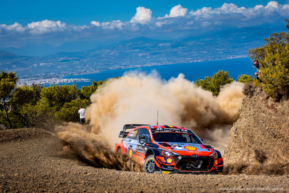 Voiture en course au Rallye de l'Acropole ou rallye des Dieux