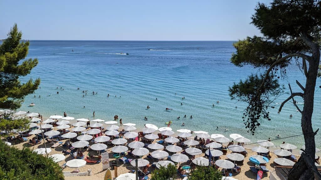 Plage Makris Gialos pr&egrave;s d'Argosoli &agrave; C&eacute;phalonie, partie am&eacute;nag&eacute;e