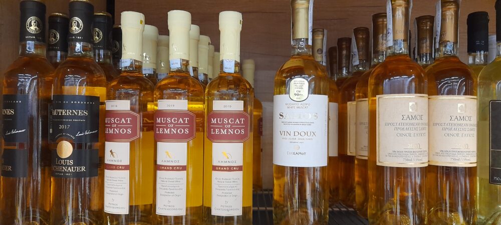 Bouteilles de vin grec doux dans un rayon en Gr&egrave;ce