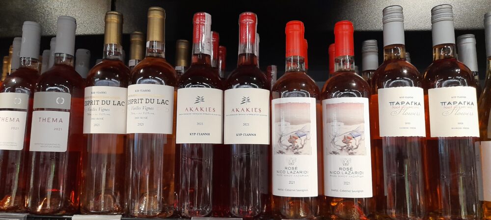 Bouteilles de vin grec ros&eacute;