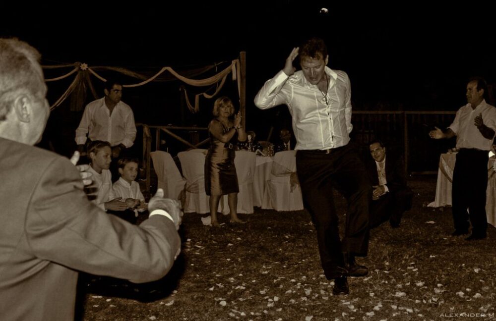 zeibekiko, une danse grecque traditionnellement réservée aux hommes