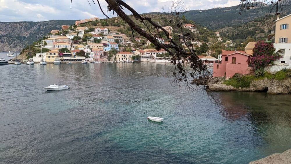 village d'Asos au nord de C&eacute;phalonie-kefalonia