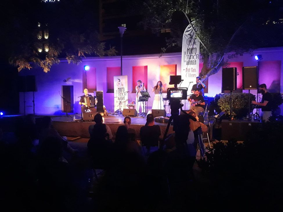 Concert de nuit, sc&egrave;ne du Petit Paris d'Ath&egrave;nes