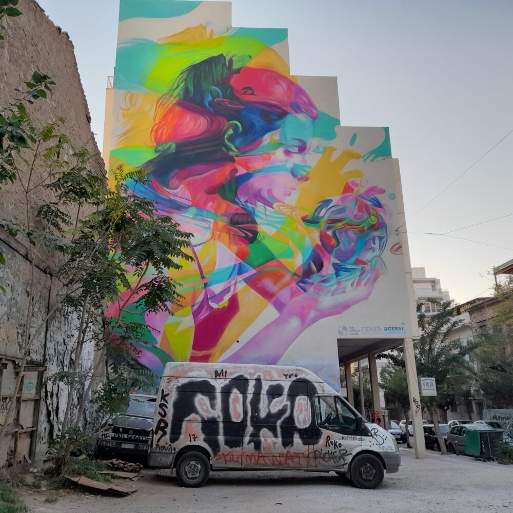 grande fresque de street art color&eacute;e &agrave; Metaxourghio