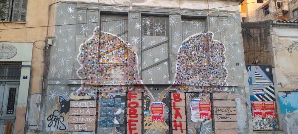 fa&ccedil;ade d'un batiment dans Metaxourghio &agrave; Ath&egrave;nes