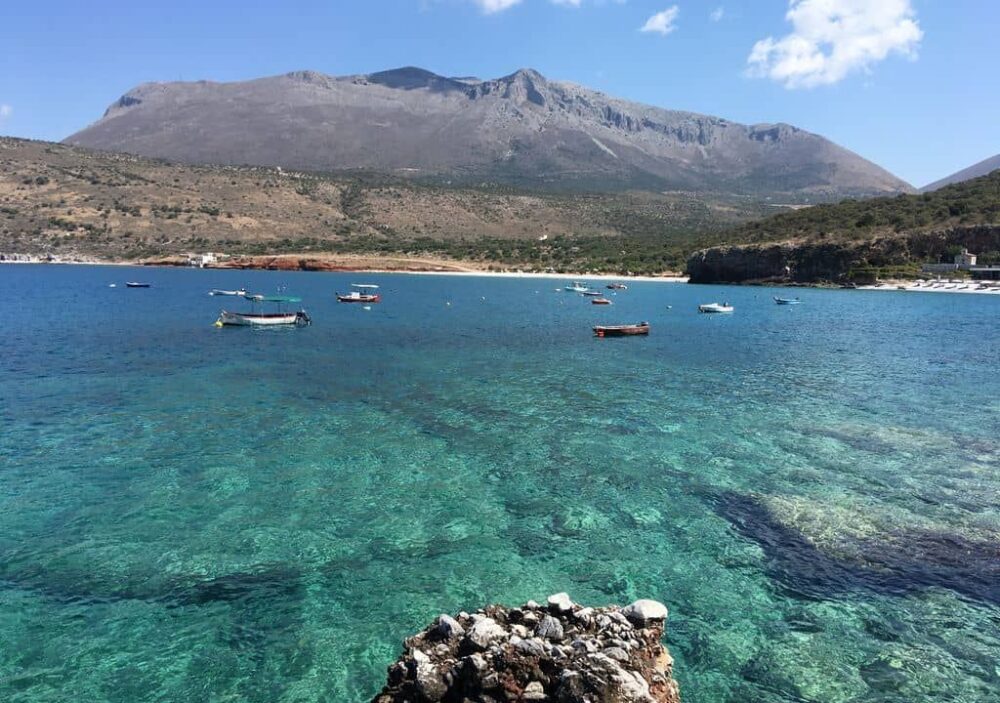 montagne aride et mer bleue du Magne