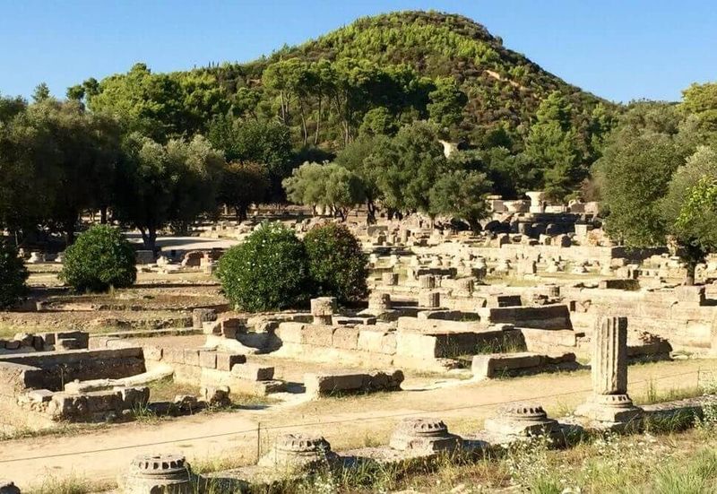 site archeologique d'Olympie en Gr&egrave;ce, vestiges en pierre et v&eacute;g&eacute;tations