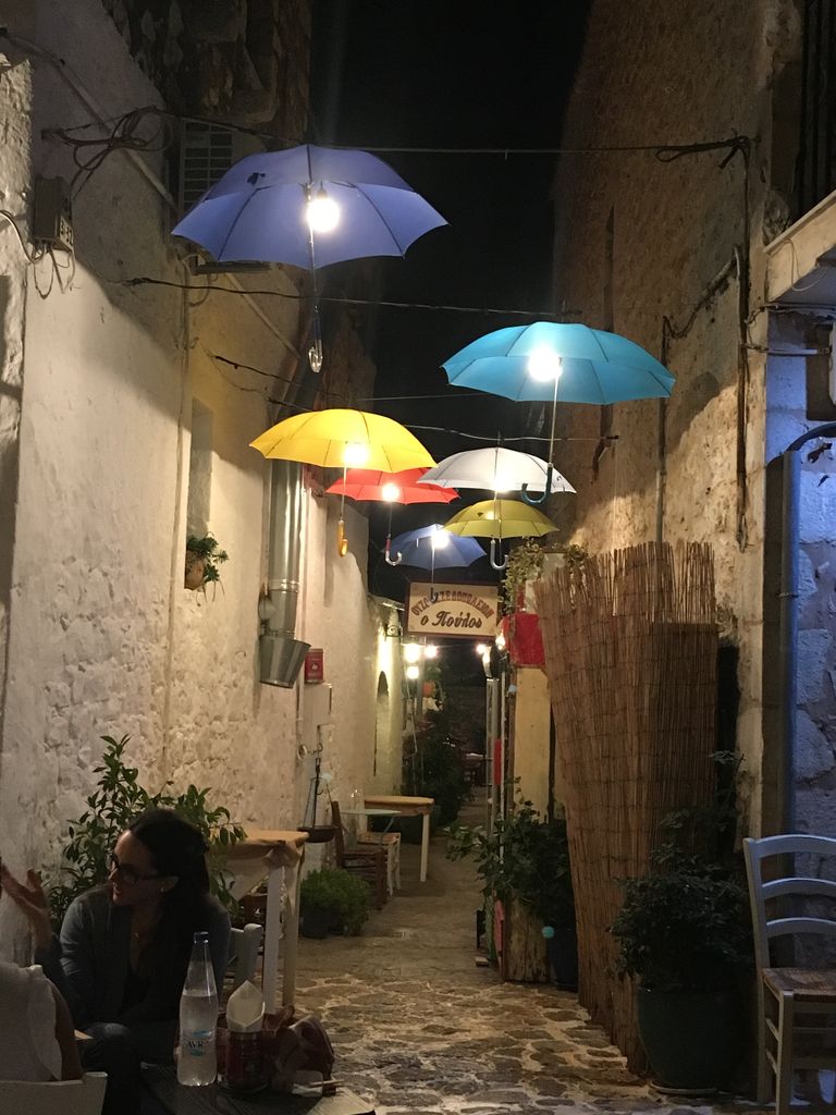 ruelle aux parapluies pour acc&eacute;der &agrave; la taverne o poulos &agrave; Areopoli