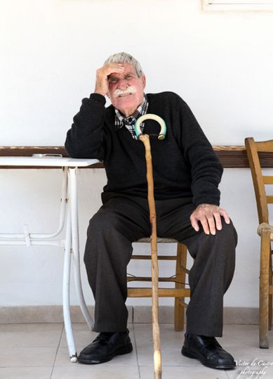 cr&eacute;tois assis &agrave; la terrasse d'un kafeneio en Gr&egrave;ce