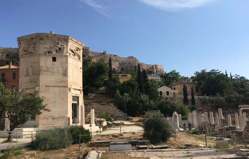Tour des vents &agrave; l'agora romaine &agrave; Ath&egrave;nes avec Acropole en toile de fond