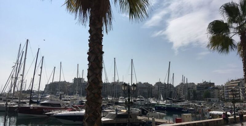 voiliers et palmiers à Zea Marina au Pirée