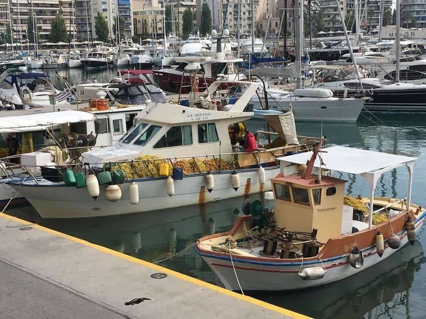 bateaux de p&ecirc;cheurs dans un port du Pir&eacute;e &agrave; Ath&egrave;nes