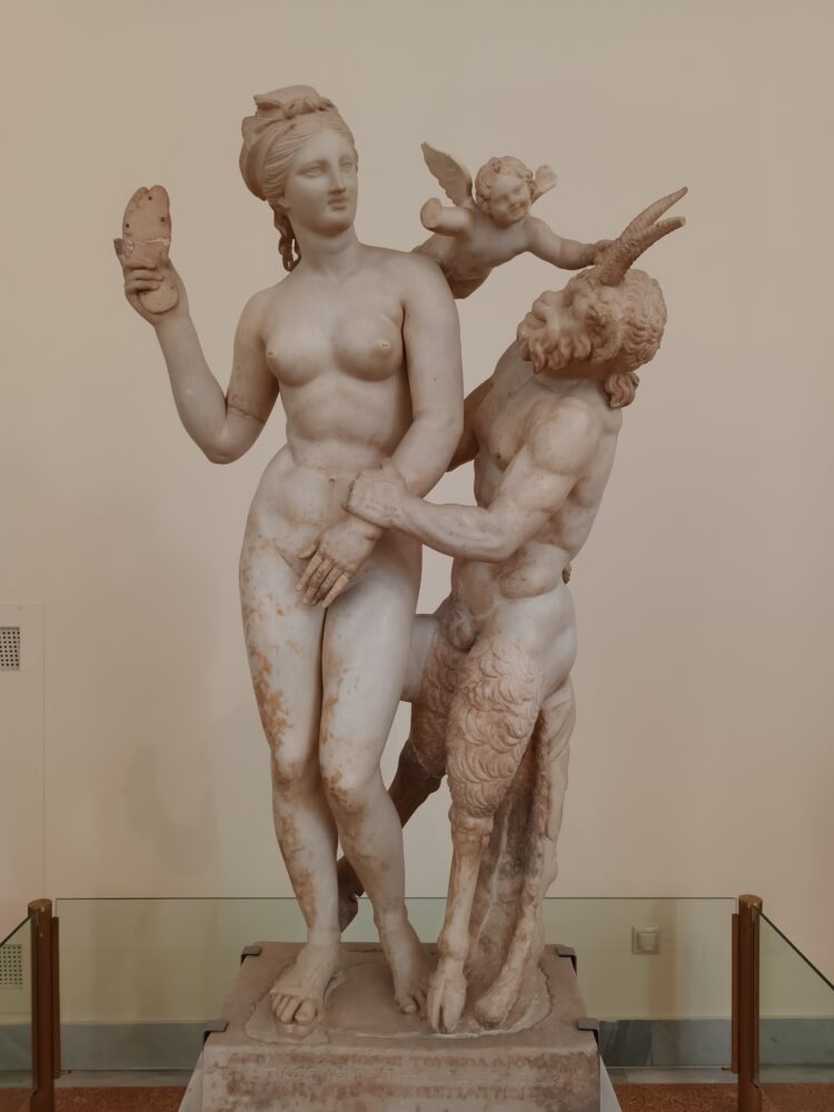 Statues dd la d&eacute;esse Aphrodite, Pan et Eros au mus&eacute;e nation arch&eacute;ologique &agrave; Ath&egrave;nes
