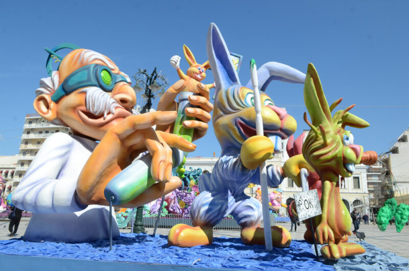 Char savant fou au Carnaval de Patras