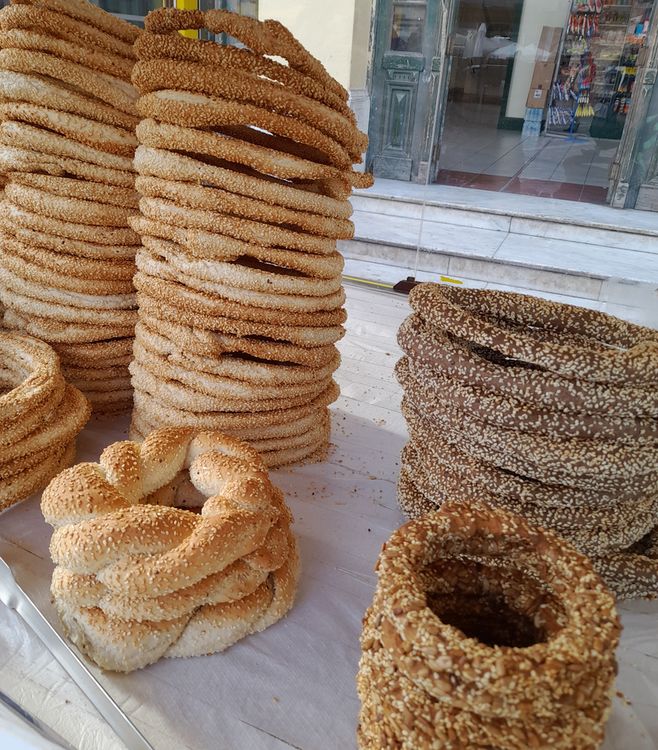 les diff&eacute;rents types de koulouri pain grec : sesame, fromage, torsad&eacute;, olive