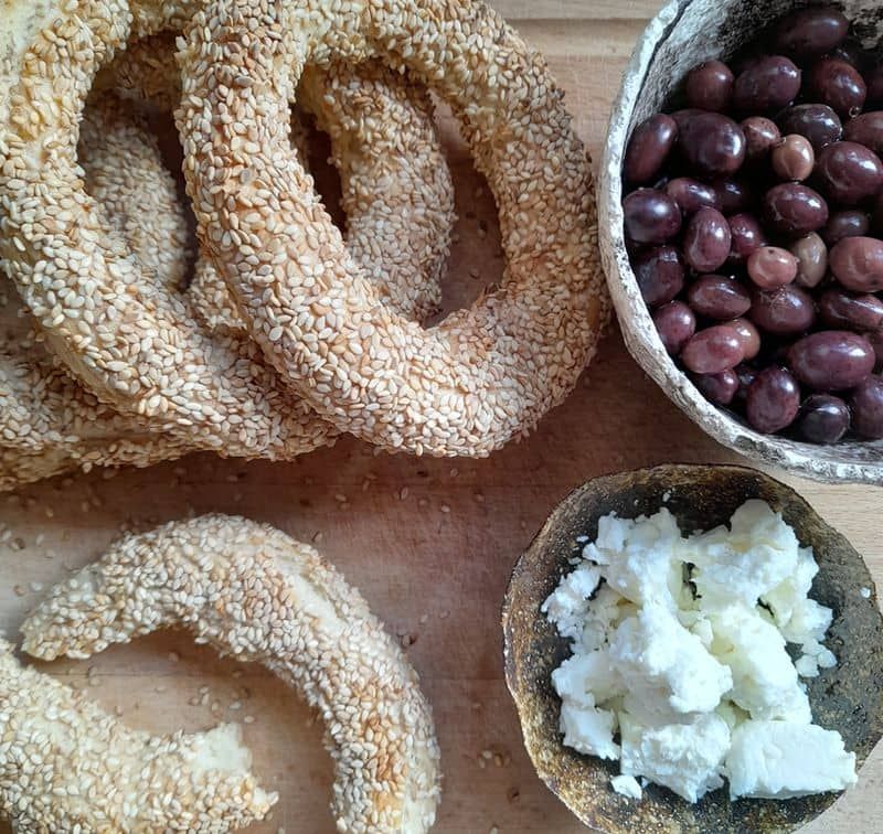 koulouri servi avec olives et f&eacute;ta