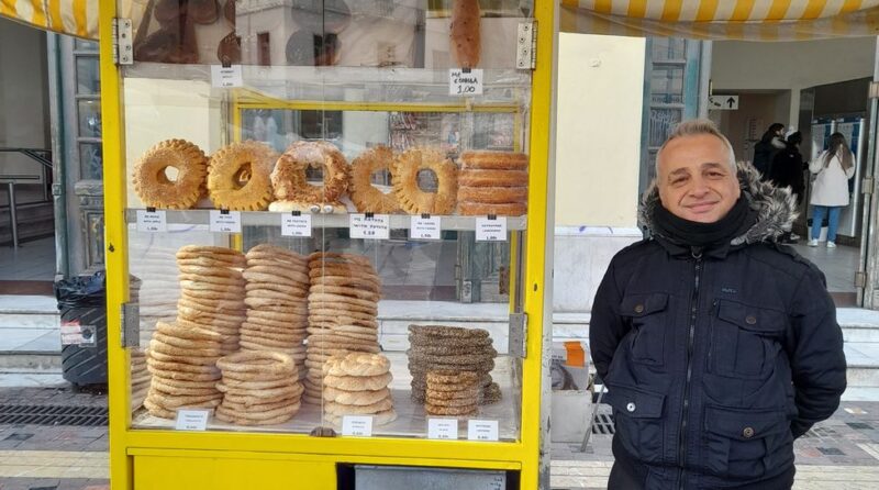 Koulouri Vendeur à la sortie du metro Monastiraki à Athènes