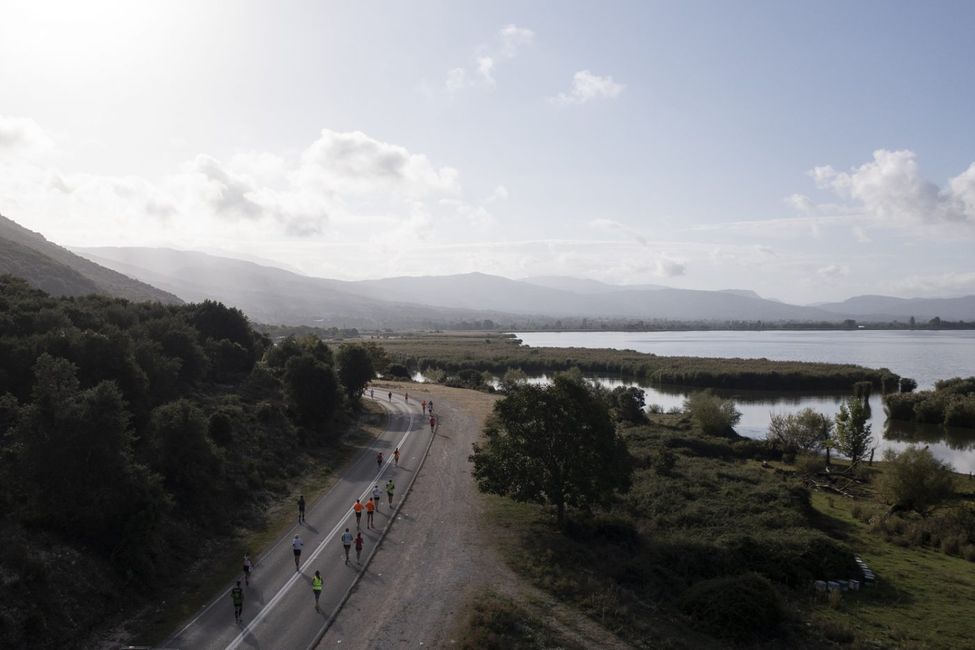  Coureurs autour de lac de Ioannina en Gr&egrave;ce