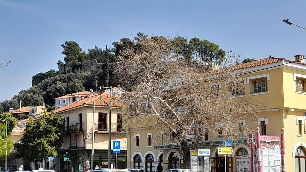 Ville de Kalamata et vue du château en arrière plan