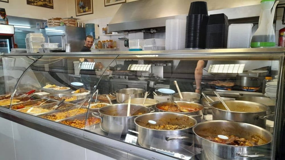 Faitout avec plats du jour dans un restaurant traditionnel à Kalamata