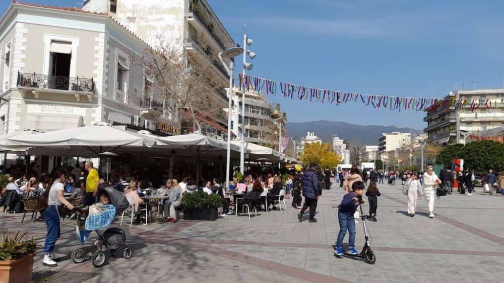 Rue Aristoménous à Kalamata et ses terrasses