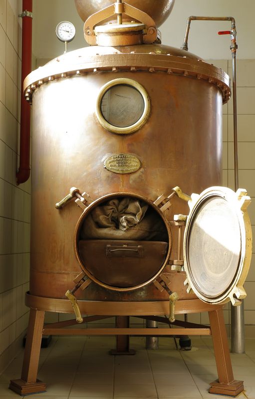 alambic en cuivre utilis&eacute; pour la fabrication de l'ouzo en Gr&egrave;ce