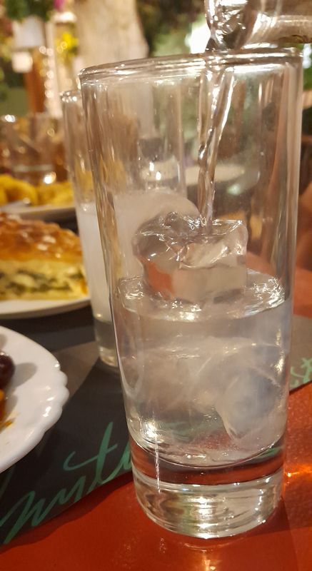 ouzo vers&eacute; sur des gla&ccedil;ons