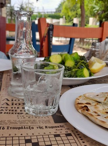 tsipouro servi avec des mezzes en Cr&egrave;te