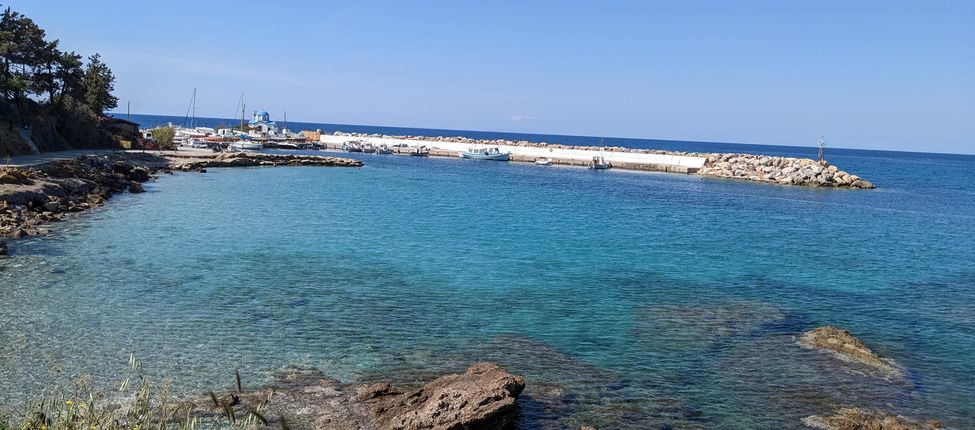 mer bleue, ciel bleu et église bleu et blanche à Gialiskari sur l'île d'Ikaria en Grèce
