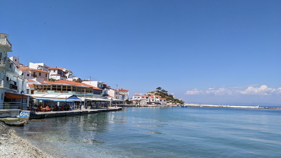 Baie avec caf&eacute;s et restaurants le long du quai &agrave; Kokkari, &agrave; Samos en Gr&egrave;ce