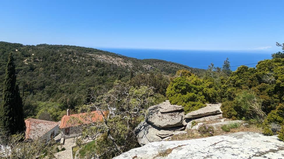Vue sur Ikaria depuis le haut du rocher qui sert de toit &agrave; la chapelle Theoktistis