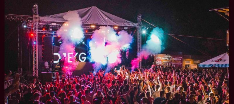 public devant une scène en soirée, clubs, discothèques, boites de nuit