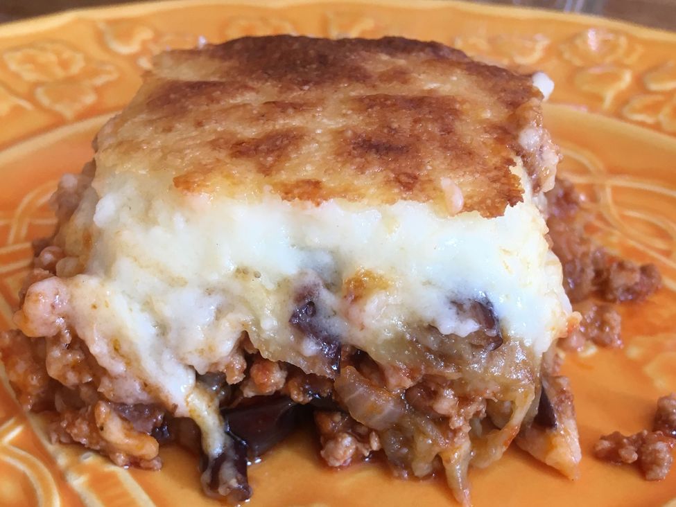 Moussaka, aubergine, viande hach&eacute;e, b&eacute;chamel. Cuisine grecque traditionnelle et authentique