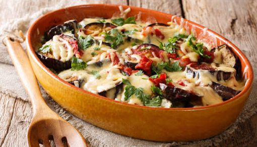 plat sain cuisiné avec aubergines, tomates et fromage
