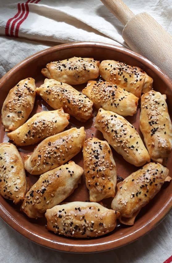 pastourmadopita, pita en forme de chausson fourr&eacute;e &agrave; la pastourma, charcuterie &eacute;pic&eacute;e. Gr&egrave;ce