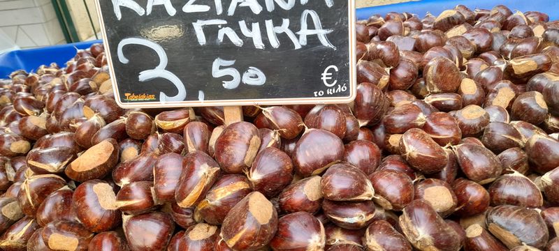 châtaignes à l'étalage d'un marché