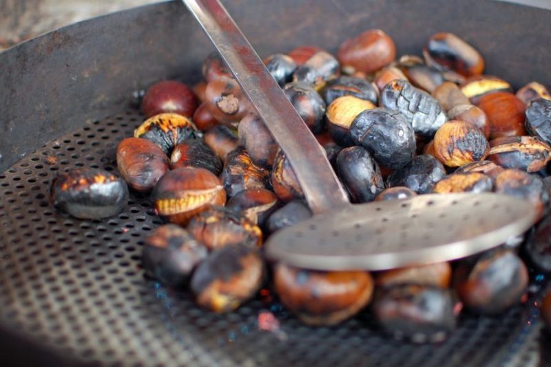 Marrons en train de griller