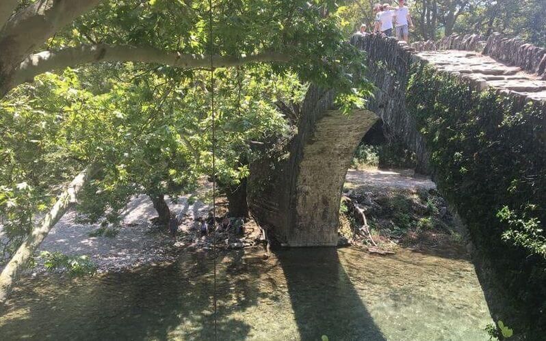 que faire dans les zagories ?rivière voidomatis rafting papingo pont pierres