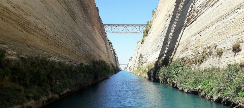Croisi&egrave;re en bateau sur le canal de Corinthe