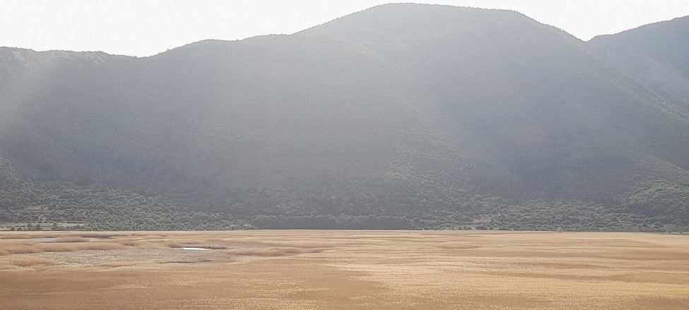 Lac Stymphalia ou Stymphale au pied des montagnes dans le Péloponnèse