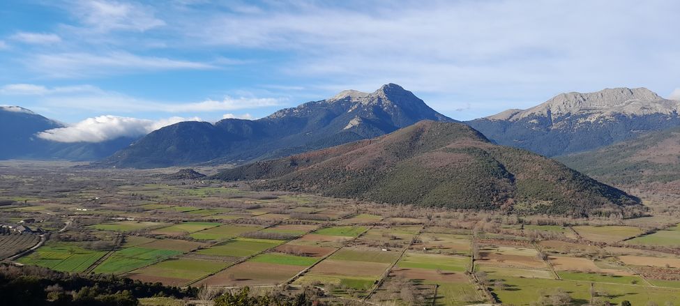 La plaine de Fénéos aux environs su Mont Cyllène dans le Péloponnèse en Grèce