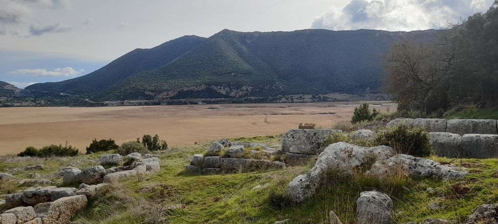Vestiges de l'ancienne cité antique visibles à Stymphalia