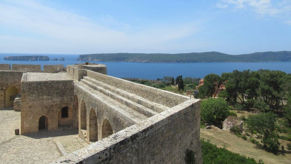 Citadelle de Pylos et vue sur la baie de Navarino en Mess&eacute;nie