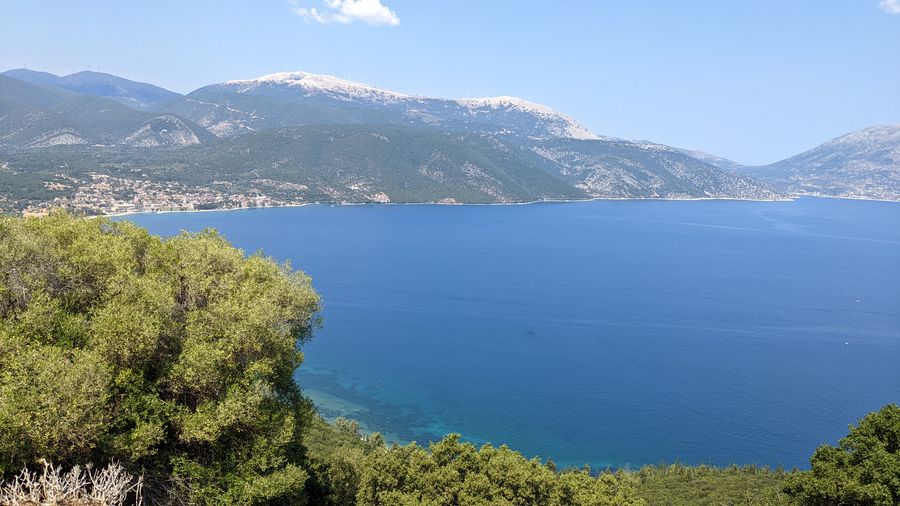 Mer et monytagne verdoyante sur Kefalonia-C&eacute;phalonie en Gr&egrave;ce