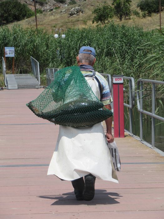 p&ecirc;cheur grec au petit lac de Prespa en Gr&egrave;ce